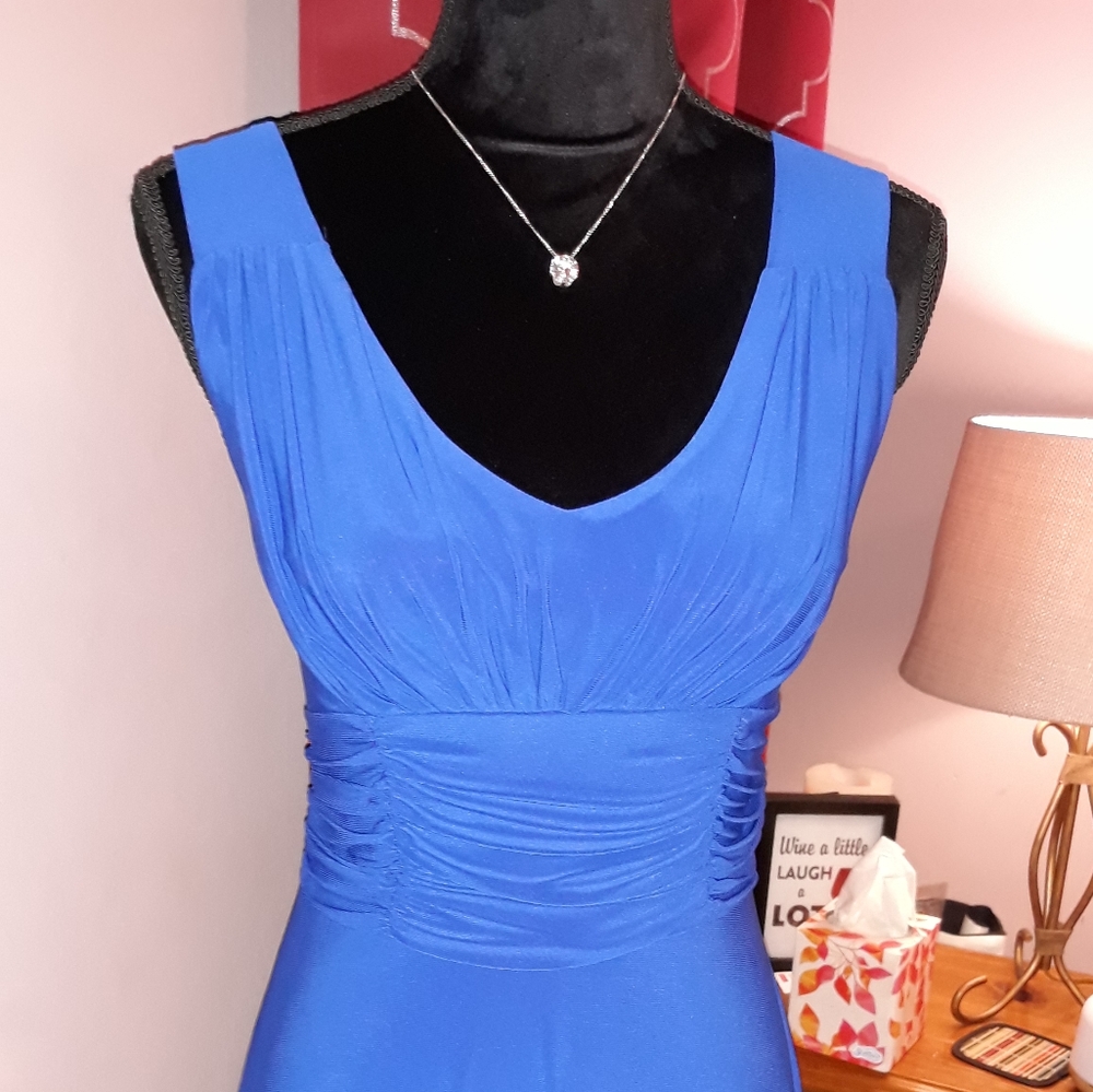 Slimming sleeveless dress